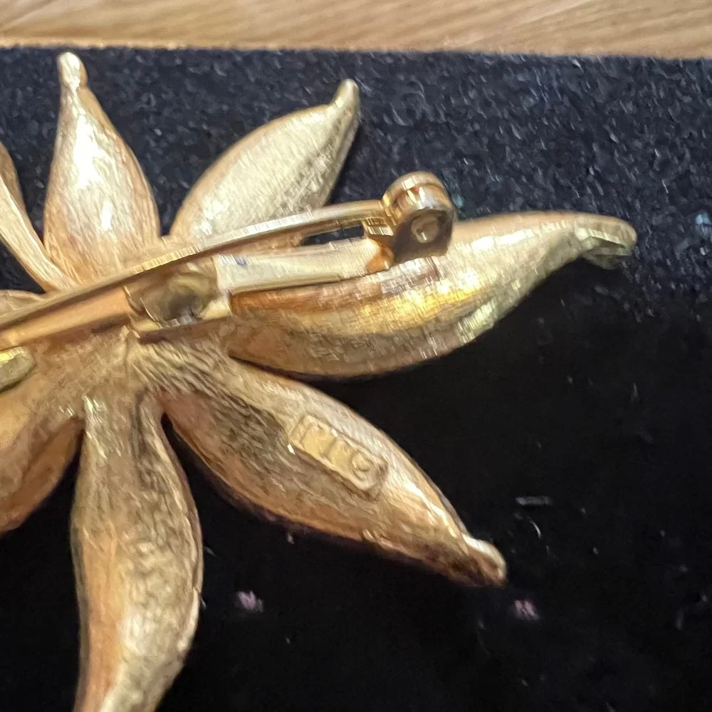 Vintage‎ JJ White Enamel Flower Brooch Gold Tone Textured Leaf Lily Pin